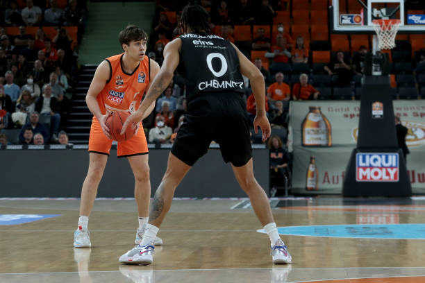 他不仅在防 他不仅在防